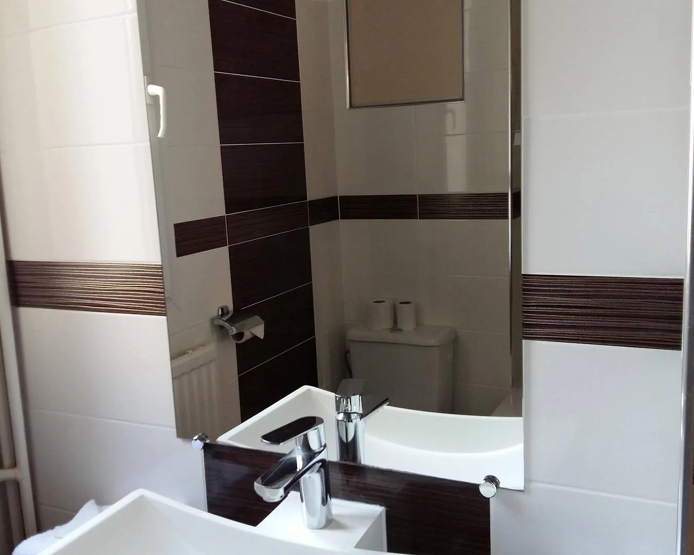 **  Hotel Roi Rene Paris France